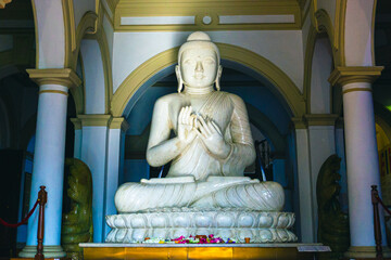 Obraz premium Large Buddha white statue inside temple