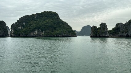 Naklejka premium island in the sea and mountains