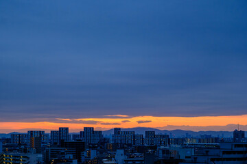 夜明け前の都市景観。神戸市東灘区の高層ビルから芦屋大阪方面をのぞむ　背景に生駒山系が見える