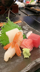 新鮮な海鮮丼 刺身盛り合わせ