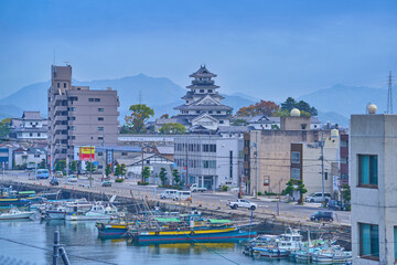 愛媛県今治市の今治城を街の風景越しに見る