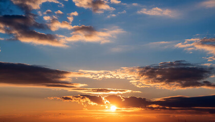 Obraz premium Cloudscape: Capturing the Beauty of Sky in Time-lapse Sunrise and Sunset