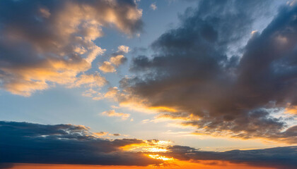 Obraz premium Cloudscape: Capturing the Beauty of Sky in Time-lapse Sunrise and Sunset