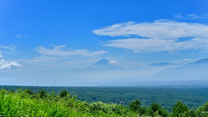 富士見高原展望台から見た雲海に包まれた夏の富士山の情景
