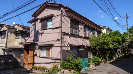 住宅地のアパート