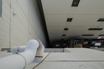 建物を見下ろす