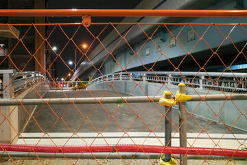 フェンス工事中