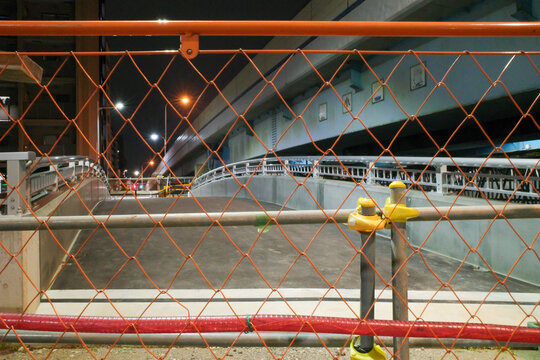 フェンス工事中