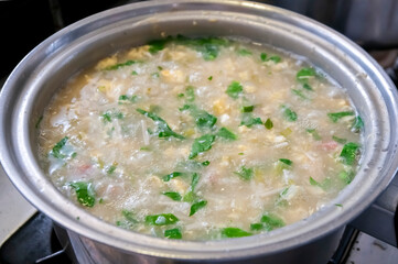 鍋でおじやを煮込む