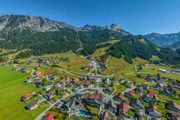 Ausblick auf Grän im Tannheimer Tal in Tirol an einem wolkenlosen Oktobertag