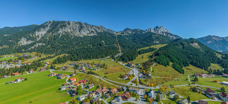 Das herbstliche Tannheimer Tal bei Gr&auml;n im Luftbild