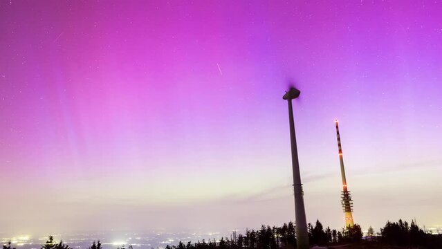 Polarlichter &uuml;ber Deutschland im Mai 2024 Zeitraffer von der Hornisgrinde im Schwarzwald Nordlichter
