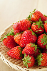 ざるに盛った苺