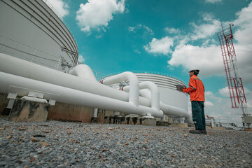 Obraz premium Male worker inspection at valve of visual check record pipeline oil and tank gas