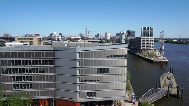Hamburg Hafencity im Sommer mit Blick von der Elbphilharmonie
