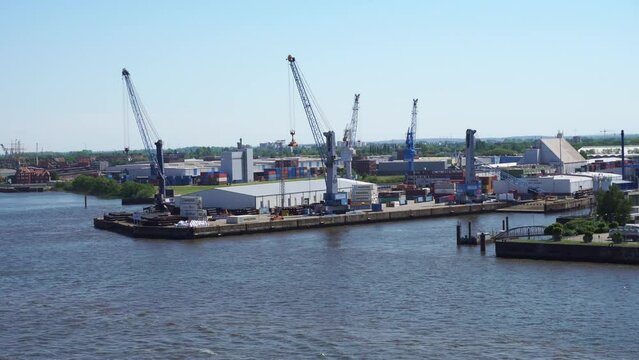 Hamburg Landungsbr&uuml;cken im Sommer  - Hamburger Hafen mit Blick auf die Elbe Richtung Steinwerder