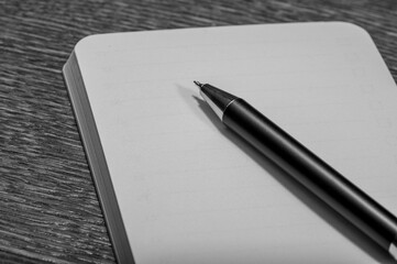 Dlugopis leży na kartkach papieru z bliska, izolowany