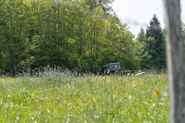 Traktor bei Heuernte auf Blütenwiese