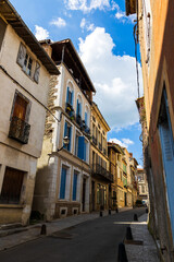 Façade d’un immeuble ancien dans le centre-ville de Cazères