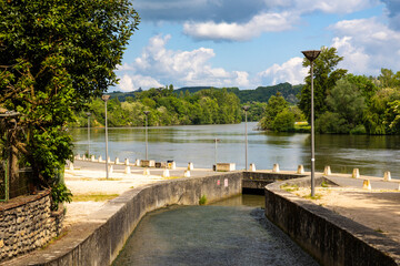 Paysage bucolique sur la Garonne depuis les quais à l’endroit la rivière l’Hourride se jette...