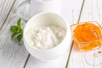 Grain curd with cream and jam