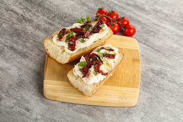 Bruschetta with strachatella and dry tomato