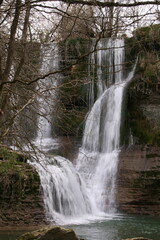 Fototapeta premium Cascada de Peñaladros entre árboles