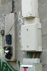 `Compteurs électriques abandonnés et cassés sur un chantier