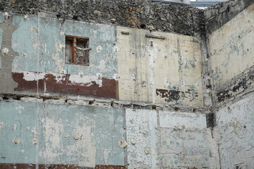 Démolition d'un immeuble insalubre et traces des murs peints