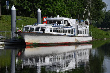 sightseeing boat in the wharf