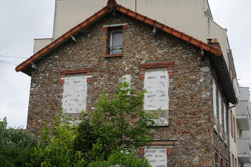 Maison murée pour démolition prochaine