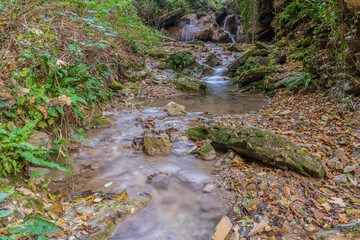 ruscello con piccoli massi