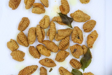 Crafted with care, this Malaysian snack reflects rich culinary tradition. Made of wheat flour, curry powder, and select ingredients, it's fried to crispy perfection, a savory delight loved by many.
