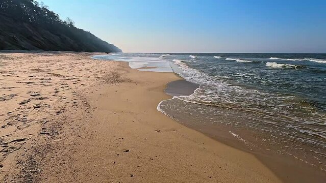 Ostsee , Polen. Wellen giessen sich ans Ufer