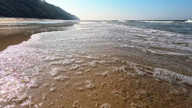 Ostsee , Polen. Wellen giessen sich ans Ufer