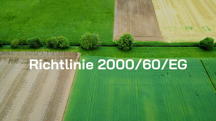 Richtlinie 2000/60/EG Schriftzug dahinter ein Luftbild einer Landschaft mit vielen Feldern...