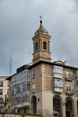 Obraz premium Camp of the Church of San Miguel Arcángel Gothic-Renaissance temple of the XIV century. Photo taken in some streets of the Old Town of Vitoria-Gasteiz, Spain. A quadrangular tower with its bells.