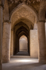 Obraz premium A very large interior with architectural columns with Islamic architecture known as Shabestan in Jame Atiq Mosque in Isfahan city (efahan), Iran