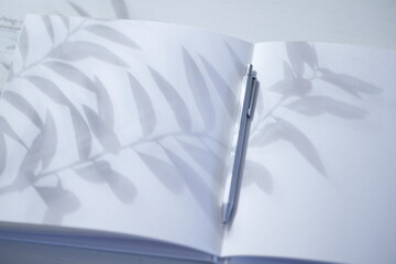 窓辺のノートの明るい背景素材