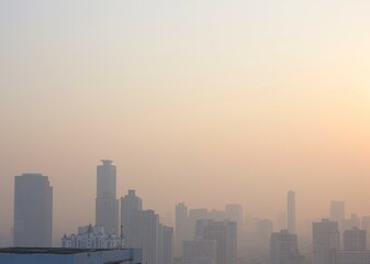 タイ：社会問題となっているバンコクのPM2.5大気汚染で先が見通せないビル群、健康被害が出るレベル