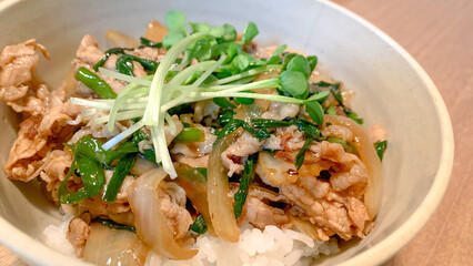 豚丼のカイワレ添え焼肉のタレ風味