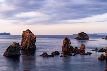 夕日に照らされる青海島の奇岩