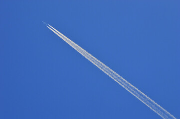 五月晴れの飛行機雲