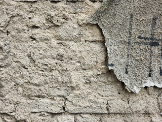 Ceglana , murowana ściana mało widoczna pod betonem, budynek loftowy, industrialna architektura © Joanna