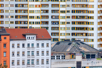Unterschiedliche Häuser auf einem Bild.