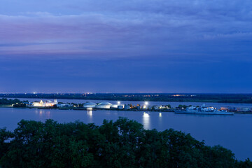 Ciel de nuit avec nuage d'orage et couleur rose