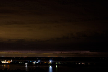 ciel d'orage aux crépuscule avec éclairs