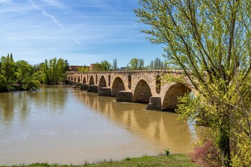 Fototapeta premium view of the historic stone bridge over the River Douro in Zamora