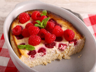 Raspberry cheesecake in a tin