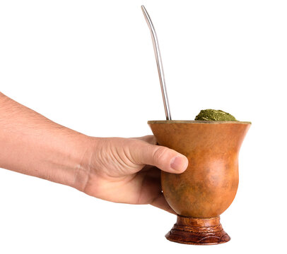 M&atilde;o segurando uma Cuia de Porongo com chimarr&atilde;o preparado, bebida tradicional no sul do Brasil. Fundo transparente